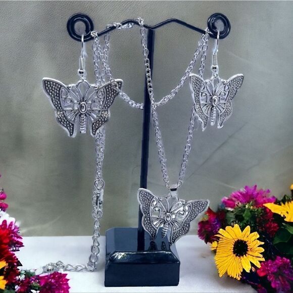 🦋 Silver Filagree Butterfly Necklace + Earrings Matching 3pc Jewelry Set Gift - Picture 3 of 10